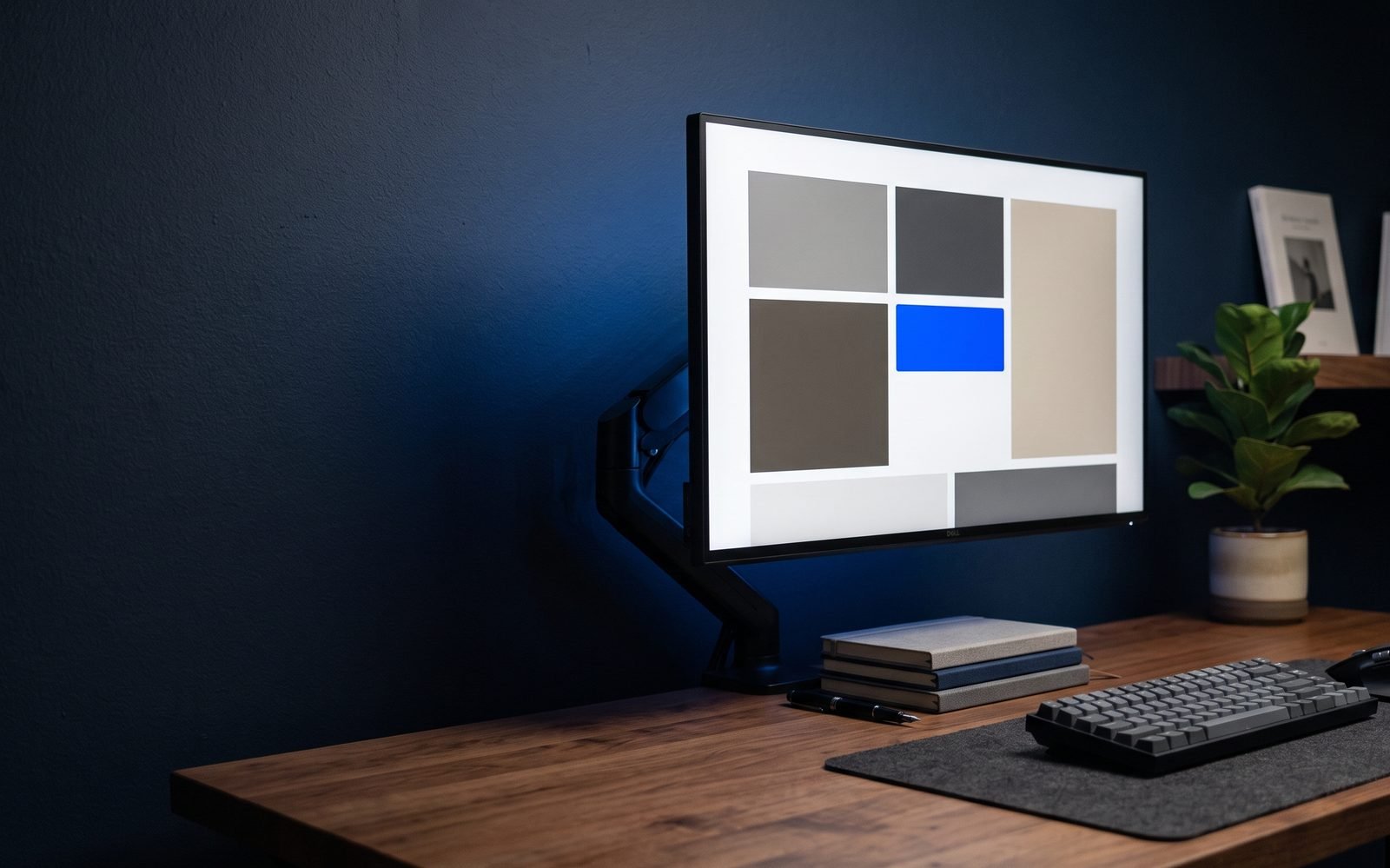 Estação de trabalho com um monitor exibindo uma composição abstrata de layout. Imagem gerada por inteligência artificial.
